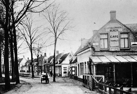 45179 Het Marnixplein in West-Souburg. Op de voorgrond staat het café - tramhalte van C. v.d. Lugt