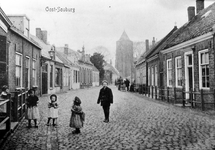 45195 Oost-Souburg Op de achtergrond de Nederlands Hervormde kerk aan het Oranjeplein