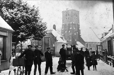 45196 Oost-Souburg. De Paspoortstraat in de sneeuw. Op de achtergrond staat de Nederlands Hervormde kerk aan het Oranjeplein