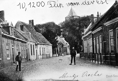 45198 Souburgscheweg Oost-Souburg. De Paspoortstraat met op de achtergrond de Nederlands Hervormde kerk aan het Oranjeplein