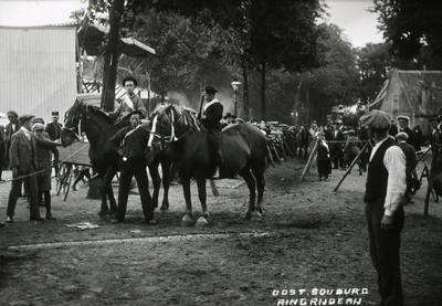 45227 Ringrijden op het Oranjeplein te Oost-Souburg. Op ringrijders op de paarden zijn Ko Castel en zijn broer Piet Castel