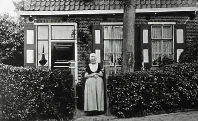 45237 Mevrouw Back-Dellebeke voor haar huisje aan de Vlissingsestraat in Oost-Souburg