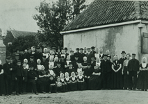 45245 Groepsfoto i.v.m. het huwelijk van Jan Suurmond en Maatje Arendse op 13-05-1914 in Oost-Souburg. Voorste rij ...