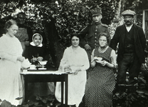 45251 Familiefoto Oost-Souburg. Tweede van links op de foto is Tannetje Kense (in Cadzandse klederdracht. De vrouw ...