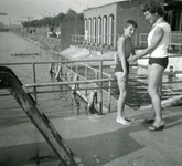 45271 Het zwembad aan het Kanaal door Walcheren, geopend in 1953.Er werd ook schoolzwemles gehouden.Op de foto krijgt ...