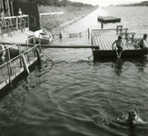 45272 Het zwembad aan het Kanaal door Walcheren, geopend in 1953.Er werd ook schoolzwemles gehouden.