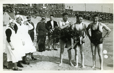 45285 Deelnemers en organisatie op het badstrand bij de jaarlijkse Scheldebeker zwemwedstrijd van Breskens naar Vlissingen.