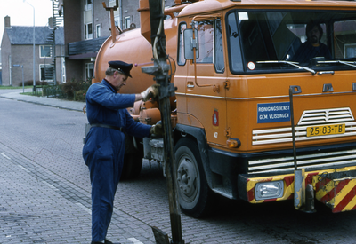 45474 Kolkenzuiger of rioolreiningswagen van de gemeentelijke reinigingsdienst in de Chopinlaan in Vlissingen