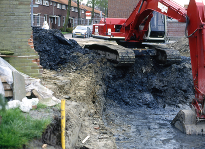 45475 Het afgraven van zwaar verontreinigde grond aan de Van der Helstlaan.De vervuilde grond is in de jaren 30 gestort ...