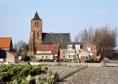 45477 De Nederlands Hervormde kerk op het Oranjeplein en achterzijde huizen Ritthemsestraat in Oost-Souburg