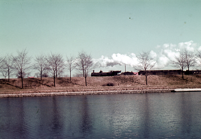 45516 Het Kanaal door Walcheren bij Oost- en West- Souburg gezien vanaf het Jaagpad. Op de achtergrond rijdt een ...