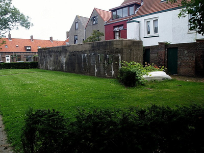 45635 De tuin met bunkertje aan de achterzijde van de Willem III kazerne.De Willem III kazerne in de Oranjestraat is ...