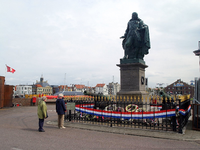 45646 Herdenking van het 400ste geboortejaar van Michiel de Ruyter. Na de kranslegging bij het standbeeld op het ...