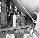 45815 Kon. Mij. De Schelde, voorbereiding van de tewaterlating van het fregat Evertsen op 18 juni 1966.Het schip wordt ...