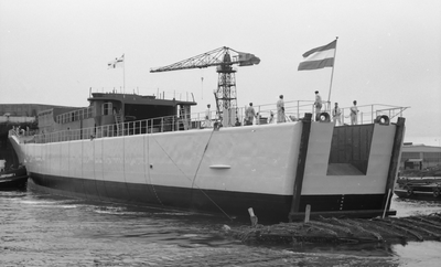 45818 Kon. Mij. de Schelde, tewaterlating van het fregat Evertsen in de overdekte dokloods op het Eiland op 18 juni ...