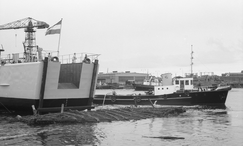 45819 Kon. Mij. de Schelde, tewaterlating van het fregat Evertsen in de overdekte dokloods op het Eiland op 18 juni ...