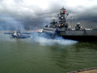 45877 Herdenking van het 400ste geboortejaar van Michiel de Ruyter. Vertrek van het Russisch marineschip RNS Passat ...
