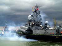 45879 Herdenking van het 400ste geboortejaar van Michiel de Ruyter. Vertrek van het Russisch marineschip RNS Passat ...