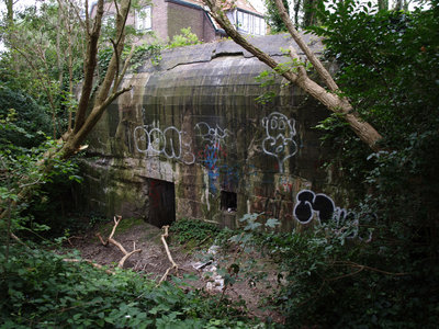45885 Bunker uit de tweede wereldoorlog, verscholen in het park aan de Koudekerkseweg