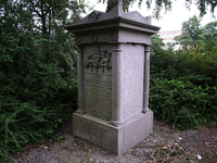 45888 Grafmonument in het park (oude begraafplaats) aan de Koudekerkseweg. Jan Evert Lewe van Aduard, gesneuveld aan ...