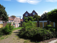 45908 Tuin en schuurtjes achter de etagewoningen in de Hendrikstraat. Op de achtergrond staan de woningen aan de ...