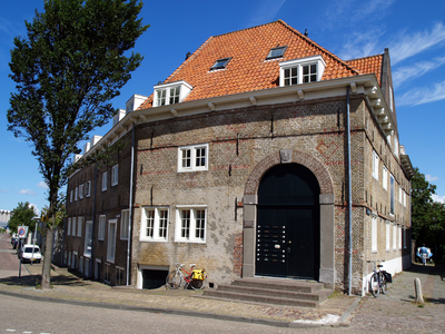 45914 Het voormalige militair magazijn aan de Wijnbergsekade, hoek Paardenstraat, gebouwd in 1649.Het gebouw is als ...