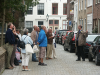 46009 Rondleiding langs de monumenten van Vlissingen door gids Ronald den Broeder tijdens Open Monumentendag. Het ...