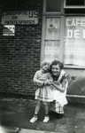 46010 Cafetaria/café 'De Boei' op het Roerplein in Havendorp met op de foto Tiny Verhage (r.) en Rosie van der Weele ...