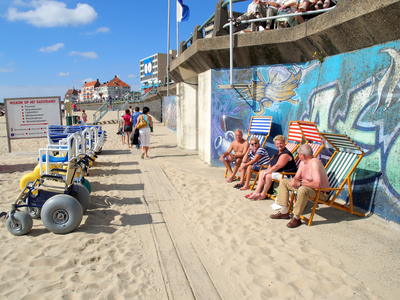 46046 Het badstrand voor Boulevard Evertsen. Achter de muur (met graffiti) bevinden zich de badcabines. Links de ...