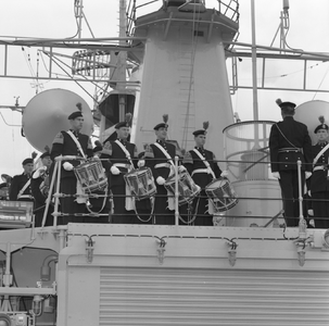 46170 Kon. Mij. De Schelde, bouwnummer 322. Overdracht fregat Van Nes (F805) aan de afbouwkade zuid Nes op 9 augustus ...
