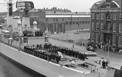 46171 Kon. Mij. de Schelde, bouwnummer 322. Overdracht fregat Van Nes (F805) aan de afbouwkade zuid Nes op 9 augustus ...