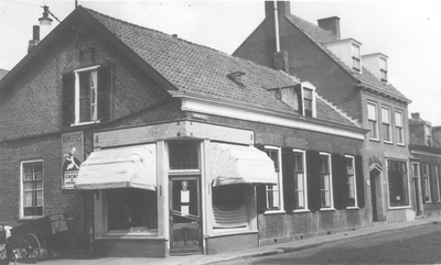 46241 Oost-Souburg. De bakkerswinkel en de slijterij van Deurwaarder in de Paspoortstraat, hoek Kanaalstraat