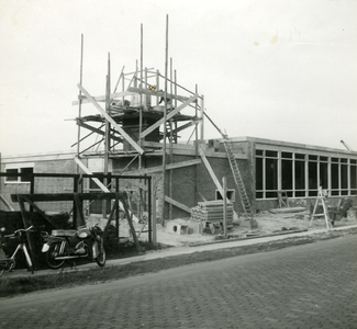 46259 Bouw van de Sociale werkplaats De Brug aan de Edisonweg in Vlissingen. Tijdens de bouw kwamen fundamenten van het ...