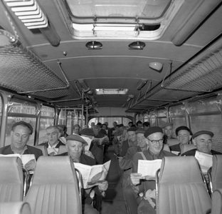 46286 Koninklijke Maatschappij de Schelde (KMS) in Vlissingen. Einde werktijd voor de werknemers. Het vervoer per bus ...
