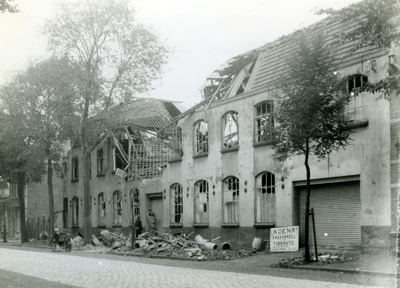 46371 Tweede Wereldoorlog, de voormalige schoenfabriek van Klijberg in de Van Dishoeckstraat.Verwoesting door een ...
