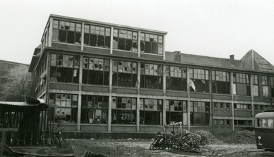 46421 Tweede Wereldoorlog. Kon. Mij. De Schelde. Achterzijde van het hoofdkantoor. Op 9 januari 1941 door bominslag ...