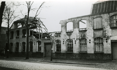 46422 Tweede Wereldoorlog. Voltreffer op 20 sept. 1940 op het gebouw van de voormalige schoenfabriek van Klijberg, het ...