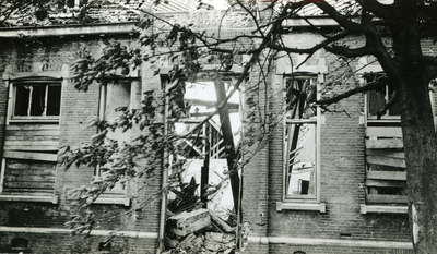 46429 Tweede wereldoorlog, de gevel van de openbare Eilandschool aan de Joost de Moorstraat na bominslag.