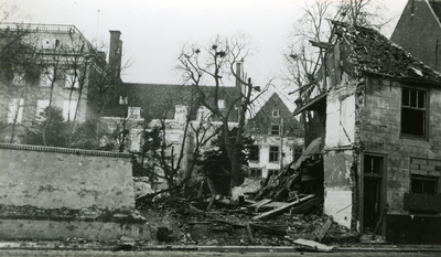 46430 Tweede Wereldoorlog. Verwoest huis in de Koudenhoek na bominslag in de tuin achter het stadhuis op 22 aug. 1940