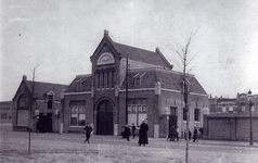 46435 Het nieuwe gebouw van de groente- en fruitveiling aan de Paul Krugerstraat, Nieuwe Markt, geopend op 3 maart 1913