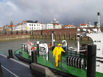 46448 De Voorhaven met redeafhaalboot 'Guido Gezelle' van het Belgisch Loodswezen.