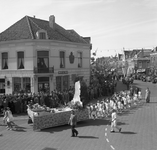 46511 Bevrijdingsfeesten te Vlissingen, optocht met diverse groepen en praalwagens. Het thema van de optocht is ...