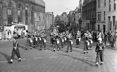 46523 Muziekkorps 'de Huzaren van Boreel' in de Walstraat, gezien vanaf het Betje Wolffplein. Links een patates-frites ...
