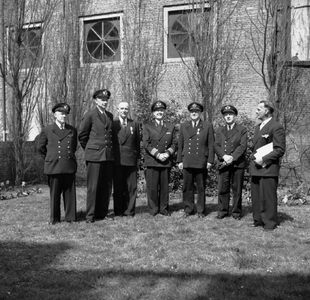 46624 Huldiging loodsen in de tuin achter het kantoorgebouw van het Nederlands Loodswezen op 29 april 1958.J.J. ...