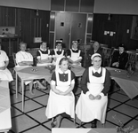 46625 Huldiging in ziekenhuis Bethesda op 29 april 1958 van adjunct-directrice M.J. Blok (rechts op de voorgrond) en ...