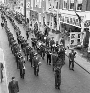 46641 Bevrijdingsfeest te Vlissingen, optocht 5 mei 1959 op de Nieuwendijk. Op de voorgrond muziekkorps Sint Caecilia