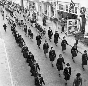 46642 Bevrijdingsfeest te Vlissingen, optocht 5 mei 1959 op de Nieuwendijk. Een groep padvinders en padvindsters (scouting)