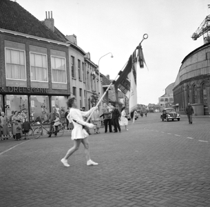 46644 Bevrijdingsfeest te Vlissingen, optocht 5 mei 1959 op het Betje Wolffplein.