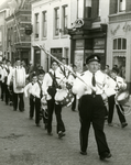 46702 Het tamboerkorps van harmonie St. Caecilia in de Walstraat. De drumband is opgericht door J. Peters, eigenaar van ...