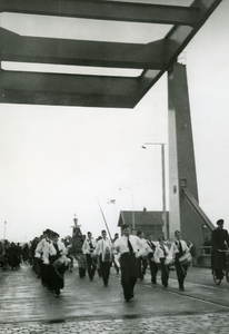 46706 Het tamboerkorps en daarachter de harmonie St. Caecilia bij de officiële opening van de Keersluisbrug